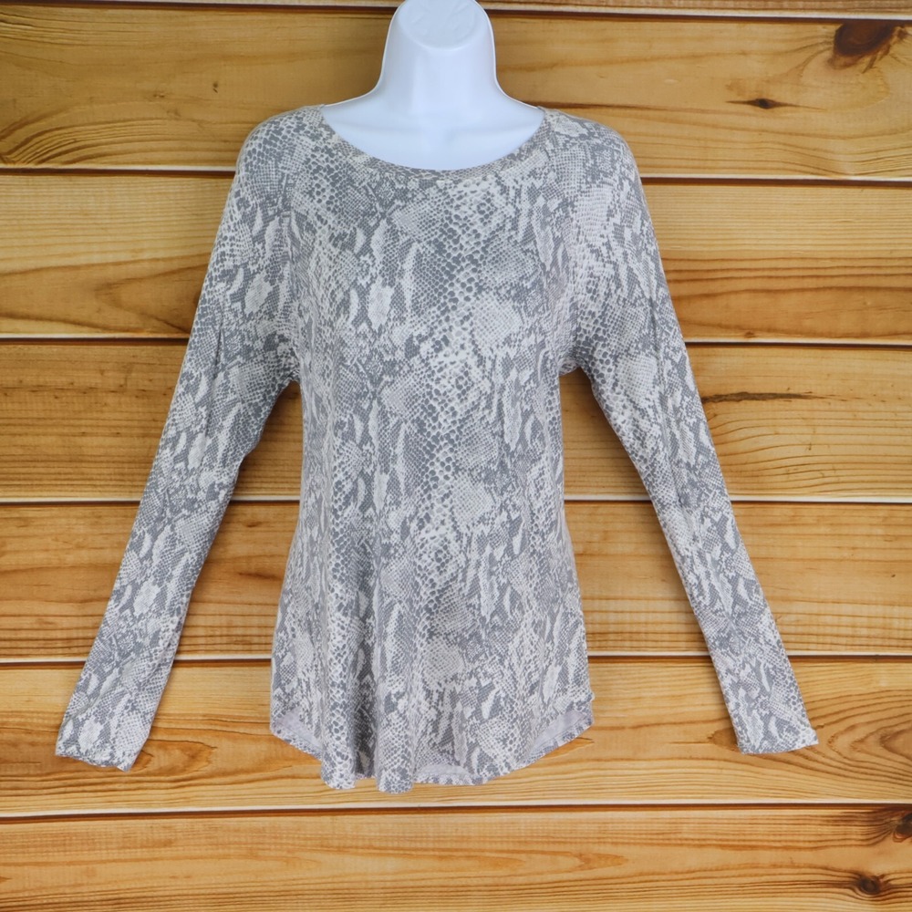 Time And Tru‎ Long Sleeve Shirt Womens Sz M Gray Animal Snake Print Stretch Soft